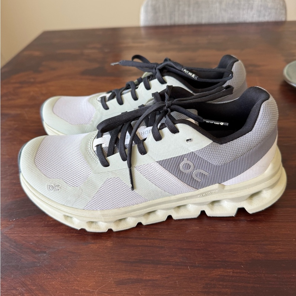 On Running Cloudstratus in Light Gray and Black